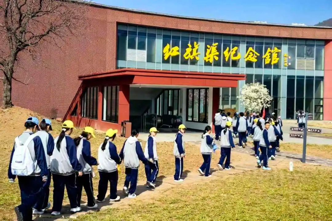 行走的思政课｜晋城凤华学校研学红旗渠：走进人工天河 感悟红旗渠精神